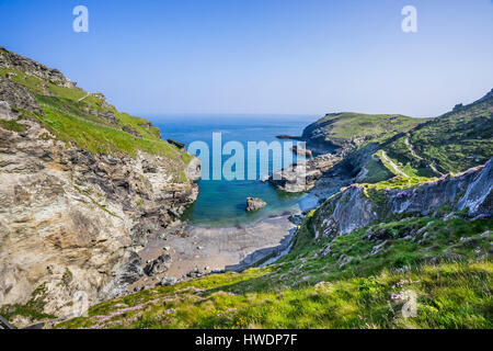 Vereinigtes Königreich, Südwest-England, Cornwall, Tintagel, Blick auf den Hafen auf der Seite Tintagel Island Halbinsel, dem Gelände der mittelalterlichen Tintagel Cast Stockfoto