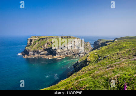 Vereinigtes Königreich, Süd-West-England, Cornwall Tintagel, Blick vom Glebe Cliff von Tintagel Island Halbinsel, dem Gelände der mittelalterlichen Tintagel Castle, lege Stockfoto