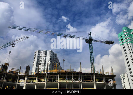 Krane und Bau des neuen Wohnkomplexes in der Stadt Kiew Stockfoto