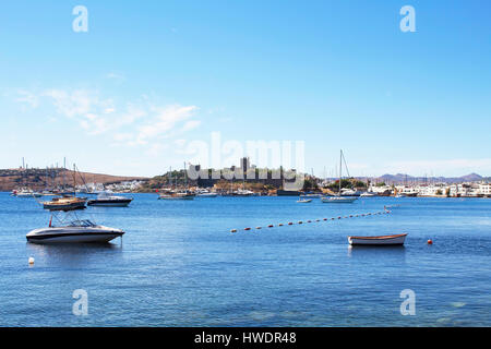 Luxus-Yachten, Segel- und Angelboote/Fischerboote in Bodrum Bay. Berühmte Wahrzeichen Schloss entstand ab 1402 ab, die Ritter des Johanniterordens als Burg o Stockfoto