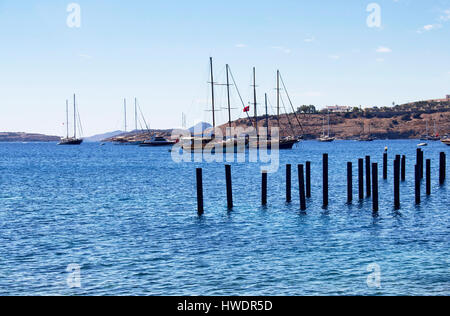 Luxus-Yachten aus Holz traditionell genannt "Gulets" in türkischer Sprache sind auf Bodrum Bay. Stockfoto