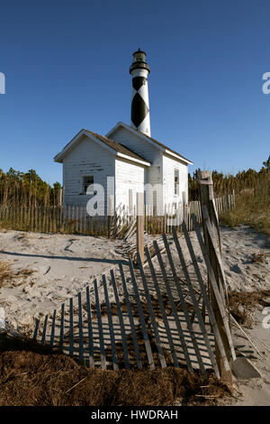 NC00878-00... NORTH CAROLINA-Sand, Zaun, Lagerschuppen und Cape Lookout Leuchtturm auf den Süden Kernbanken in Cape Lookout National Seashore. Stockfoto