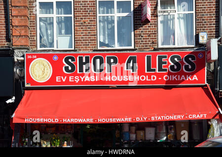 Shop für weniger Speicher in Bounds Green, London, UK. Stockfoto