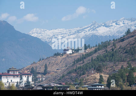 Bhutan, Paro, Hauptstadt von Paro Bezirk aka Dzongkhag. Alten Wachturm, Ta Dzong, Startseite, das nationale Museum von Bhutan mit schneebedeckten Mountaind i Stockfoto