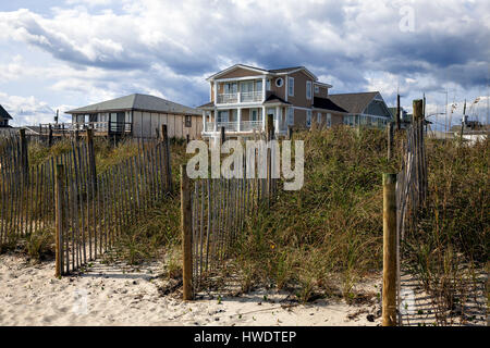 NC00922-00... NORTH CAROLINA - Sand Zäune auf dem Strand-Grat, mit Häusern am Wrightsville Beach Stockfoto