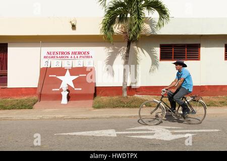 Kuba, Provinz Pinar del Rio, Vinales, Vinales National Parc, Tal von Vinales als Weltkulturerbe von der UNESCO, kubanischen auf einem Fahrrad vorbei, eine Statue von Jose Marti Stockfoto