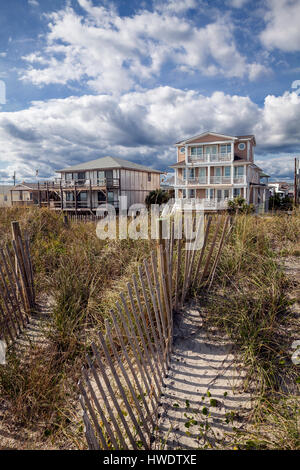 NC00924-00... NORTH CAROLINA - Sand Zäune auf dem Strand-Grat, mit Häusern am Wrightsville Beach Stockfoto