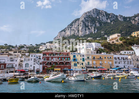 Capri, Italien - 31. August 2016: Boote vertäut am Marina Grande auf berühmten italienischen Insel Capri. Stockfoto