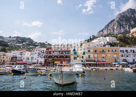 Capri, Italien - 31. August 2016: Boote vertäut am Marina Grande auf berühmten italienischen Insel Capri. Stockfoto