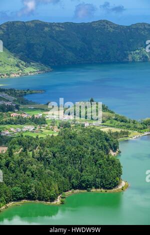 Portugal, Azoren, Sao Miguel Island, Sete Cidades Blick vom Vista Do Rei Aussichtspunkt in Lagoa Verde und Lagoa Azul Kraterseen Stockfoto