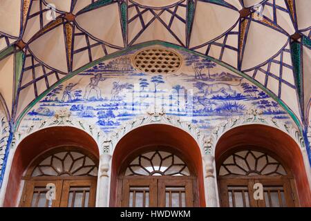 Iran, Iran, Kashan, Khan-e Boroujerdi, Haus des traditionellen Teppich Kaufmann, kunstvolle Stuckverzierung Stockfoto