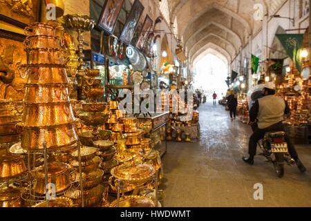 Iran, zentralen Iran, Esfahan, Bazar-e Bozorg Markt, Kupfer Töpfe Stockfoto