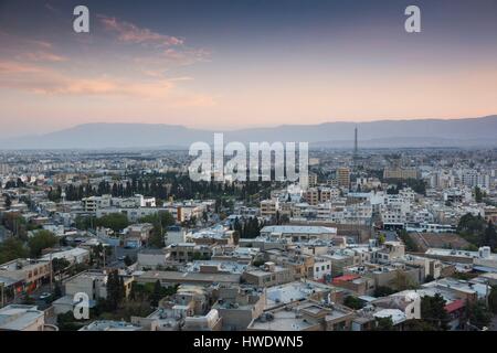 Iran, Zentraliran, Shiraz, erhöhten Stadtbild aus dem Norden, Dämmerung Stockfoto