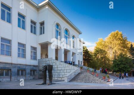 Iran, Teheran, Sa'dAbad Palace Complex, königliche Sommerresidenz während der pahlavizeit, White Palace, der Palast der Nation, die Reste der Statue von Reza Schah beschädigt während der Islamischen Revolution Stockfoto