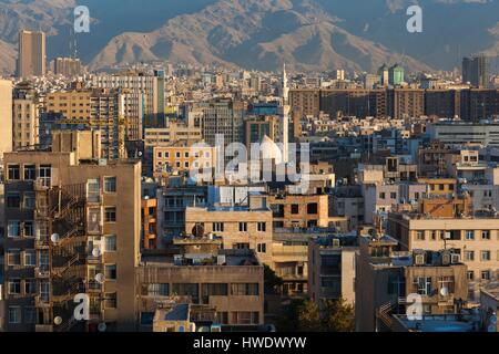 Iran, Teheran, erhöhte Stadtansicht mit Moschee, Morgendämmerung Stockfoto