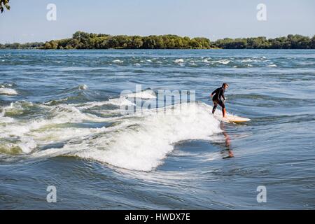 Kanada, in der Provinz Quebec, Montreal, LaSalle, Lachine Stromschnellen, surfen auf der natürlichen Wellen des St. Lawrence River Stockfoto