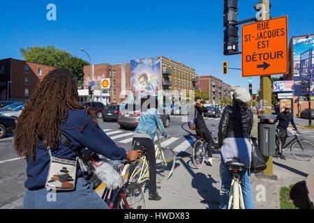 Kanada, Quebec Provinz, Montreal, Notre-Dame-de-Grâce Nachbarschaft. Rue Sherbrooke, Jugend in Fahrrad, Wandgemälde von der kollektiven A'Shop Stockfoto