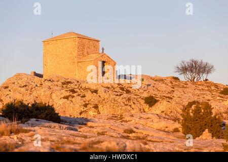 Frankreich, Var, regionale natürliche Reserve der Sainte Baume, Kette von Sainte Baume, die Kapelle von St. Pilon (994m) am oberen Rand der St. Pilon Stockfoto