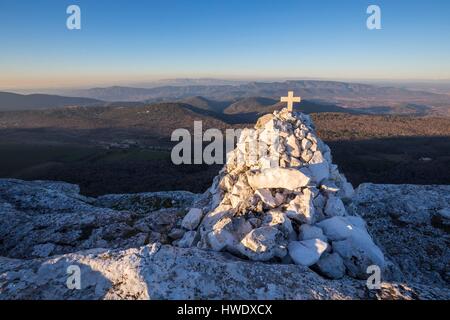 Frankreich, Var, Regionalen Naturpark von Sainte Baume, Kette von Sainte Baume, steinigen Cairn an der Spitze des Heiligen Pilon, im Hintergrund der Berg Sainte Victoire Stockfoto