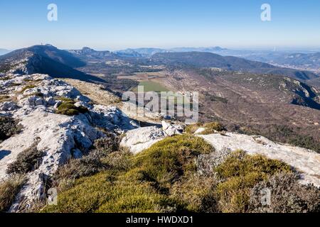 Frankreich, Var, regionale natürliche Reserve der Sainte Baume, gesehen auf die Kette der Sainte Baume seit Joug de l'Aigle Stockfoto