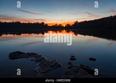 Frankreich, Puy de Dome, Charbonnieres Les Vieilles, Sonnenuntergang am Gour de Tazenat, Maar Vulkantyp Stockfoto