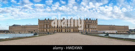 Versailles Palast rückwärtige Fassade, Symbol des Sonnenkönigs Louis XIV macht, France.Panoramic Blick Stockfoto