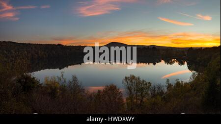 Frankreich, Puy de Dome, Charbonnieres Les Vieilles, Sonnenuntergang am Gour de Tazenat, Maar Vulkantyp Stockfoto