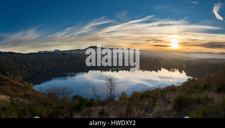 Frankreich, Puy de Dome, Charbonnieres Les Vieilles, Sonnenuntergang am Gour de Tazenat, Maar Vulkantyp Stockfoto