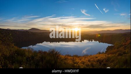 Frankreich, Puy de Dome, Charbonnieres Les Vieilles, Sonnenuntergang am Gour de Tazenat, Maar Vulkantyp Stockfoto