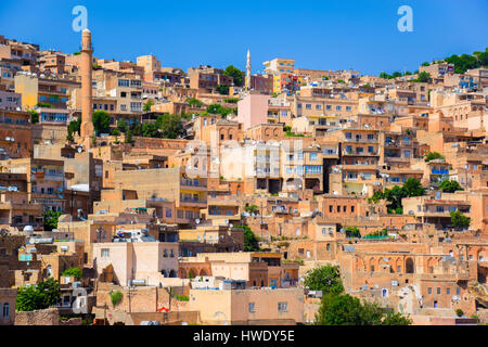 Historische Beige farbigen Felsen Kalksteingebäude mit vielen Satellitenschüsseln auf Gipfeln in der alten Stadt Mardin Stockfoto