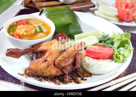 Ayam Goreng gebratenes Huhn essen Indonesien mit Reis servieren Stockfoto