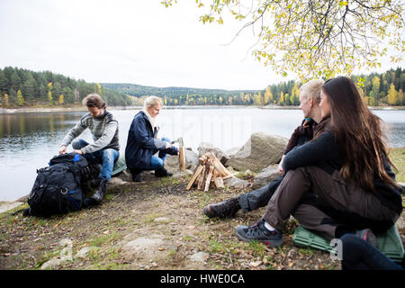 Freunde, die Vorbereitung zum Campen am Seeufer Stockfoto