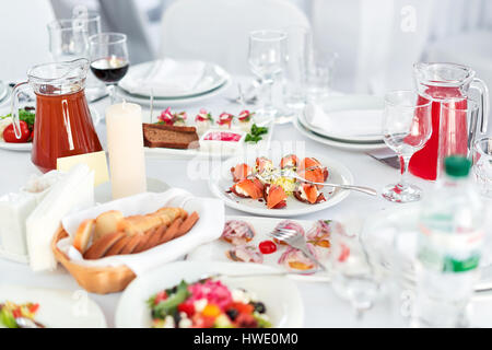 Tisch im Restaurant essen. Leckere Vorspeisen, Salate. Verschiedene Gerichte für die Gäste auf der Hochzeitstisch Stockfoto