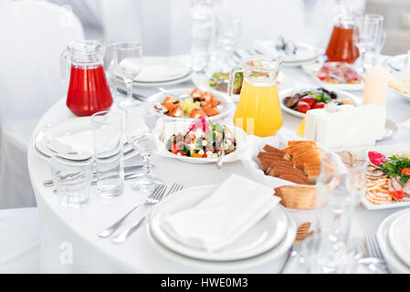 Tisch im Restaurant essen. Leckere Vorspeisen, Salate. Verschiedene Gerichte für die Gäste auf der Hochzeitstisch Stockfoto