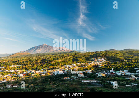 El Tanque Stadt gegen Vulkan El Teide, Teneriffa, Kanarische Inseln, Spanien Stockfoto