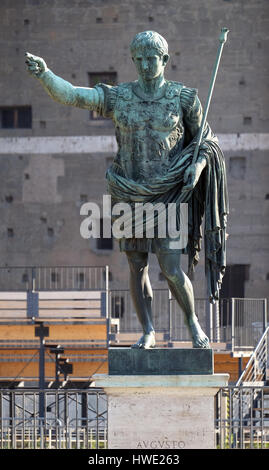 Bronzestatue des Kaisers Augustus auf der via dei Fori Imperiali, Forum Romanum, Rom, Italien am 4. September 2016. Stockfoto