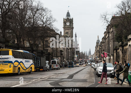 Edinburgh, Schottland - 30. Dezember 2016: Menschen sind die Princes Street in Edinburgh, Scotland, UK hinunter Stockfoto