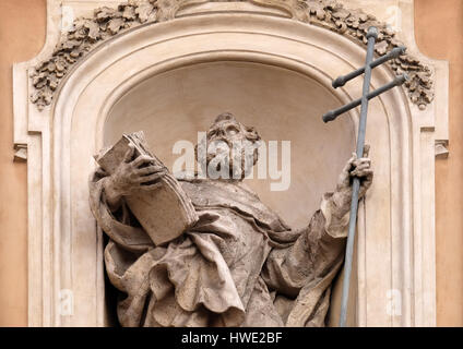 Statue des Heiligen Felix von Valois an Fassade der Santissima Trinita Degli Spagnoli Kirche in Rom, Italien am 5. September 2016 Stockfoto