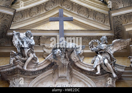 Engel und Kreuz, Fassade der Kirche Santa Maria Maddalena in Rom am 5. September 2016. Stockfoto