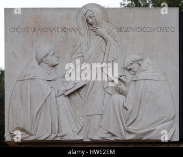 Relief der Heiligen Katharina von Siena in der Nähe von Sant Angelo Castle in Rom am 5. September 2016. Stockfoto