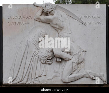 Relief der Heiligen Katharina von Siena in der Nähe von Sant Angelo Castle in Rom am 5. September 2016. Stockfoto