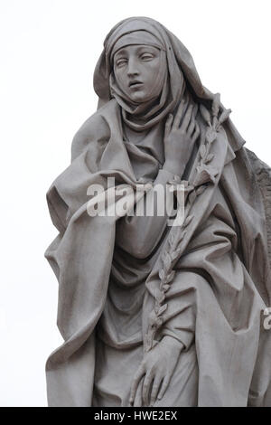 Statue der Heiligen Katharina von Siena in der Nähe von Sant Angelo Castle in Rom am 5. September 2016. Stockfoto