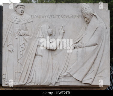 Relief der Heiligen Katharina von Siena in der Nähe von Sant Angelo Castle in Rom am 5. September 2016. Stockfoto