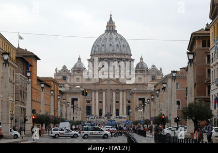 St.-Peters-Basilika in der Vatikanstadt, das berühmteste Wahrzeichen in Rom am 5. September 2016. Stockfoto