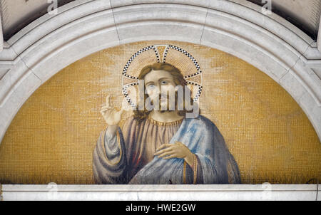 Das Symbol mit dem Bild von Jesus Christus auf Goldgrund in der Basilika Sankt Paul vor den Mauern, Rom, Italien Stockfoto