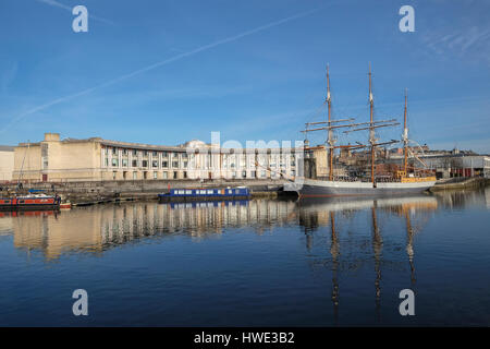 Blick über den Hafen in Bristol in Richtung Stadtzentrum. Stockfoto