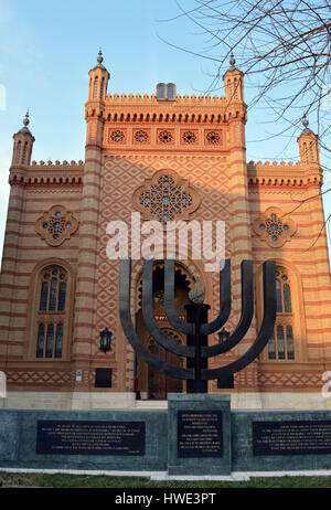 Bukarest, Rumänien - 1. März 2017: The Holocaust-Mahnmal steht vor der Choral-Synagoge, eine Kopie des Wiens große Synagoge, erbaut zwischen Stockfoto