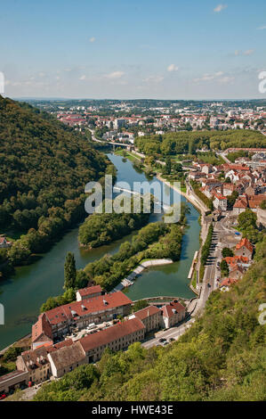 Auf der Suche nach unten am Fluss Doubs von der Befestigungsanlage der Zitadelle Fort Besancon Frankreich Stockfoto