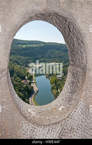 Blick nach Süden auf den Doubs Fluß Throough eines der Sichtfenster in einem Wachturm auf der westlichen Stadtmauer von der Zitadelle, Besancon, Frankreich Stockfoto