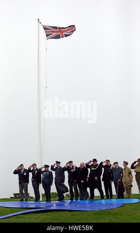 Weltkrieg zwei Veteranen, Reenactors und Würdenträger geben einen Gruß Dame Vera Lynn während eine Hommage an ihr am South Foreland Lighthouse in Dover Kent anlässlich ihres 100. Geburtstages. Stockfoto